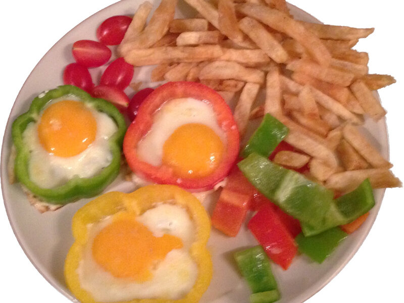 Spiegelei in Paprika mit Fritten und Cocktailtomaten