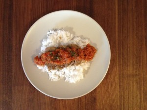 Bouletten mit Tomaten-Paprika-Möhren-Soße auf Reis