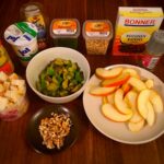 Mise en place für den Apfel Avocado Salat