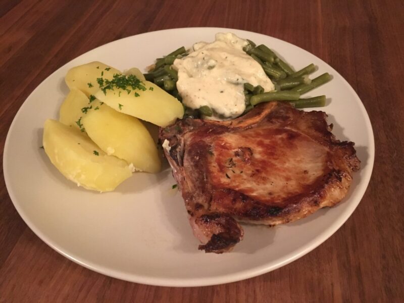 Kotelett mit Prinzessbohnen und Kartoffeln